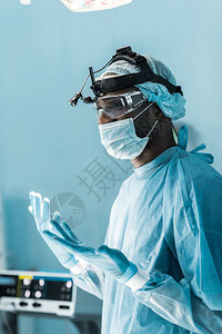 手术室医疗手套上的非洲外科医图片
