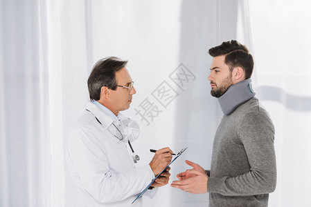医生写到剪贴板在病人图片