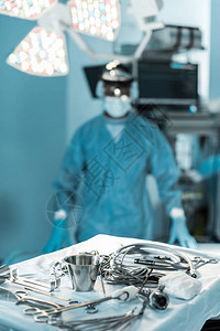 外科医生看手术室的照相机图片