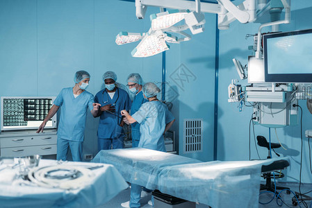 手术室里的四位多元文化外科医生图片