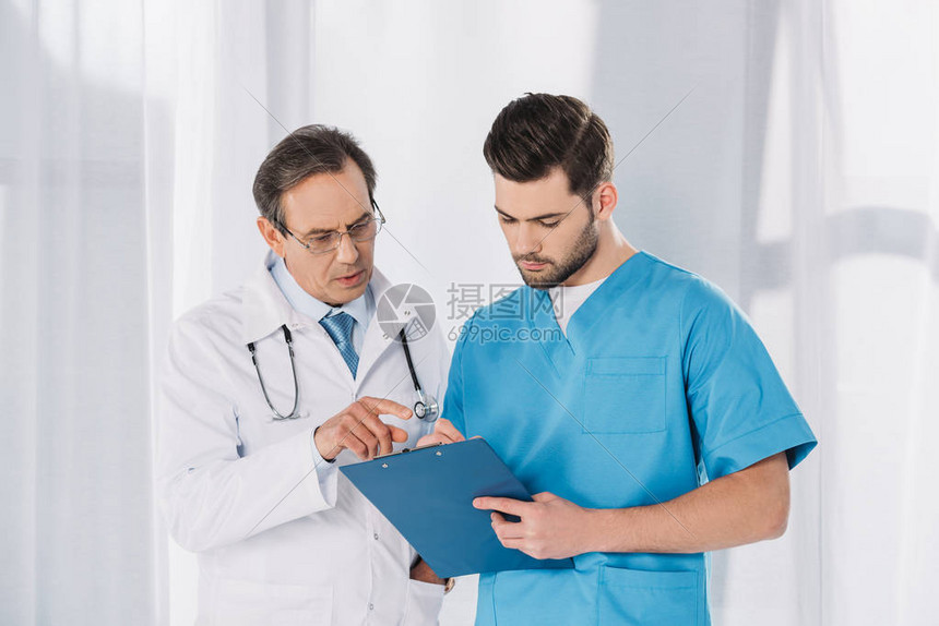 看剪贴板的男医生和护士图片