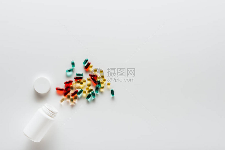 各种彩色药丸和灰色容器的特写视图高清图片下载-正版图片502556373-摄图网