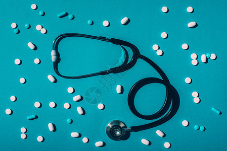 蓝色胶囊药片和听诊图片