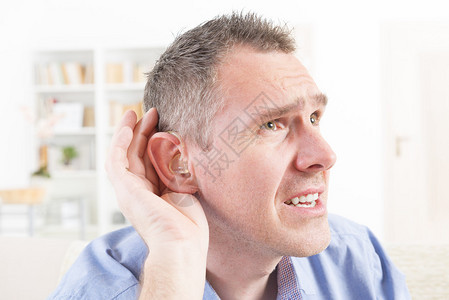 穿着耳聋助听器的男子图片