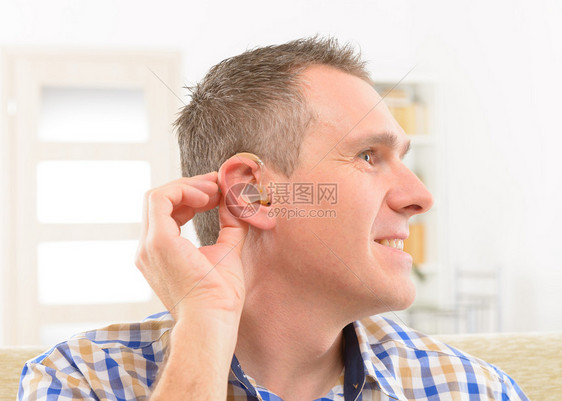 耳聋的男人图片