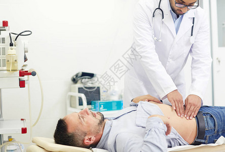 对中年疼痛患者进行腹部移植治疗图片