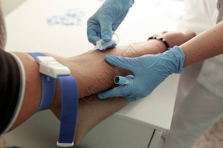 近身护士刺穿手臂病人的针头注射器抽血样本做血图片