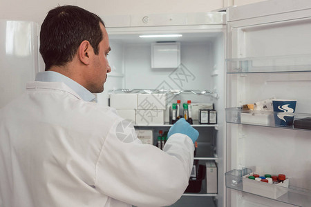 实验室技术员将血液样本储存在冰箱中图片