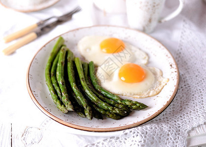 鸡蛋炒芦笋健康的早餐图片