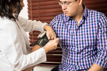 使用血压测量仪对病人进行血液压力表检查健图片