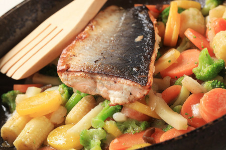 泛烤鲑鱼鳟片和混合蔬菜图片