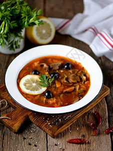 酸菜排骨俄罗斯传统汤solyanka由菜新鲜和干燥的蘑菇以及橄榄柠背景