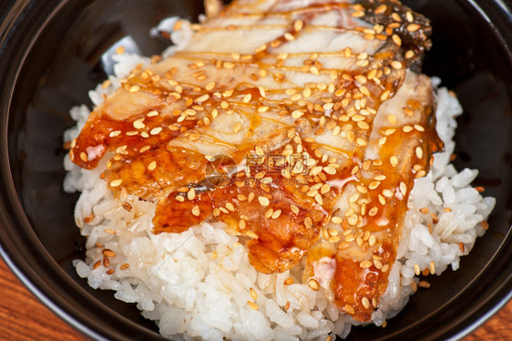 日本料理黑盘鳗鱼饭图片