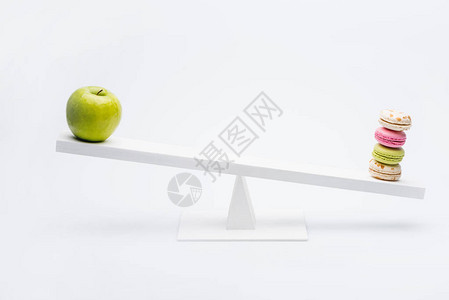 近视苹果和玉子平衡在锯木健图片