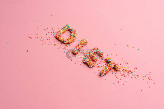 近距离观察用孤立于粉红健康生活概念的甜食制图片