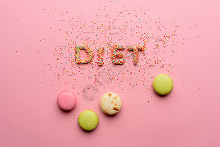 由孤立于粉红健康生活方式概念的糖果制成的最顶图片