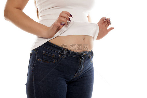 女人吃完饭后肚子胀气图片