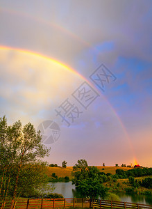 双彩虹风暴过后的肯塔基农田风景图图片