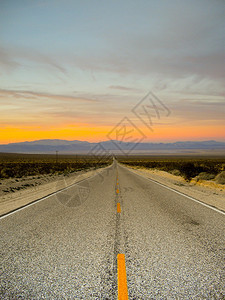 日落时空高速公路横穿西图片