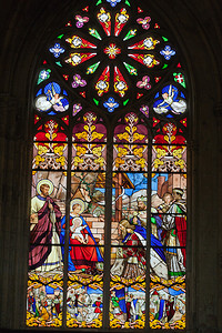 法国图尔圣加蒂安大教堂的彩色玻璃窗图片