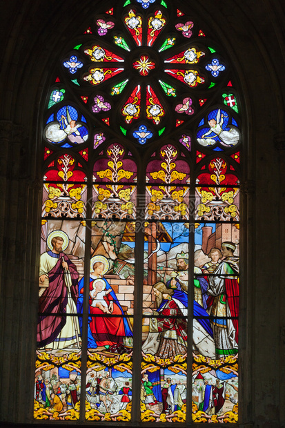 法国图尔圣加蒂安大教堂的彩色玻璃窗图片