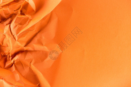 背景橙色皱纸的特写镜头图片