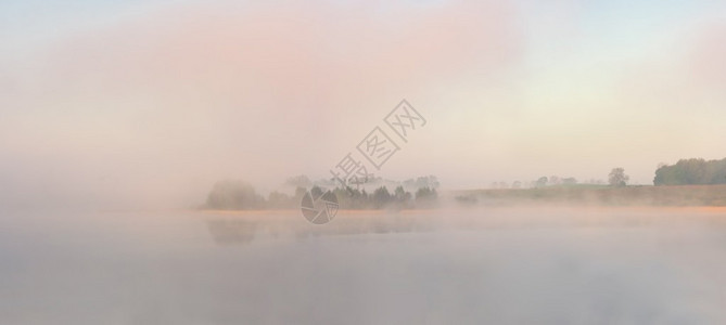 美好的早晨有雾的湖风景背景图片