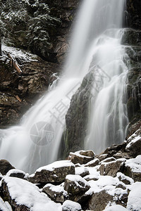 冬季的峡谷瀑布长期在山图片