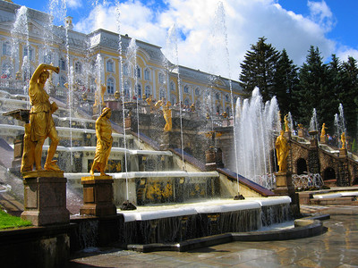 俄罗斯圣彼得堡国王宫和大庄园周围的彼得格夫图片