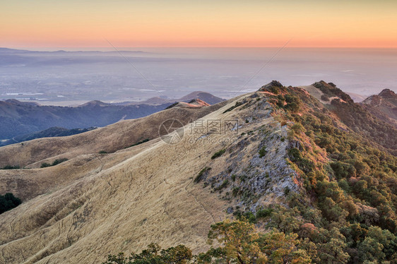 日落在加维兰山脉和蒙特里湾最高山峰上图片