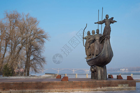 Dnieper河堤岸上基辅创始图片