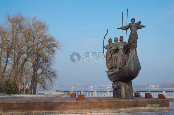 Dnieper河堤岸上基辅创始图片