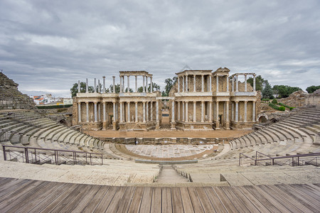 西班牙埃斯特雷马杜拉市梅里达的罗马剧院和前图片