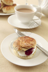 传统英式奶油茶配有烤饼草莓酱和生奶油图片