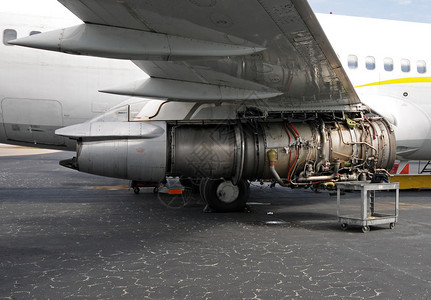 维修和维护中的喷气飞机发动机图片