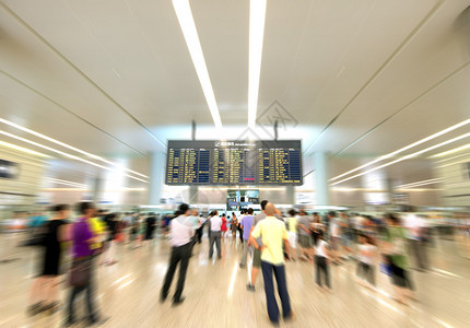 乘客注意机场抵达信息运动模糊图片