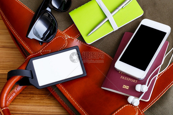 旅行袋和带护照电话和墨镜笔记本的空白标签图片