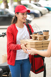 妇女从户外送食品服务信使图片