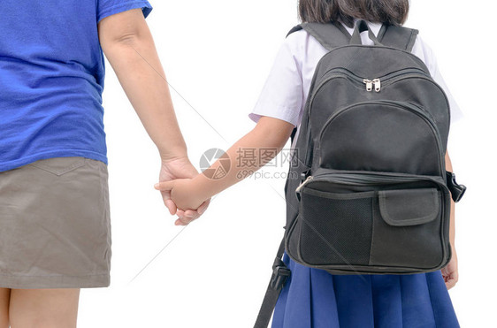 家长和亚洲学生携手并肩隔离在白色背景上图片