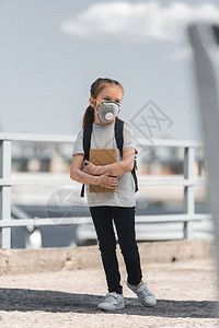 带着袋和书架桥空气污染概念的纸袋和书架式图片