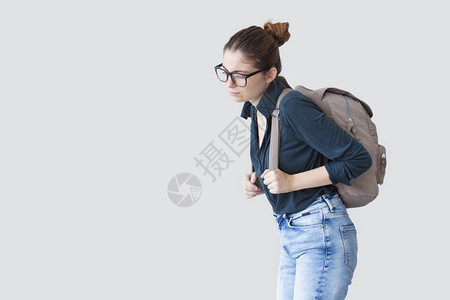 背着沉重书包的女学生图片