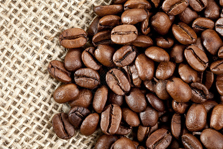 棕色咖啡豆在黄麻袋上带5图片