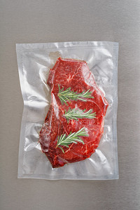 烤牛肉密封在一个密封塑料袋中准图片