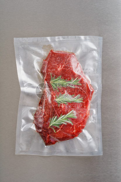 烤牛肉密封在一个密封塑料袋中准图片