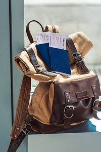 机场窗台上背包护照和机票的近景图片