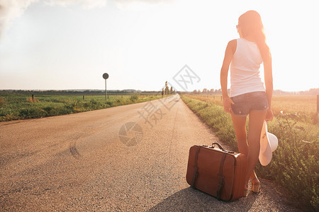 漂亮的旅行者女孩随身图片