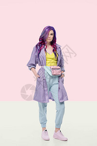 身穿紫色战壕大衣腰包有创意背景的图片