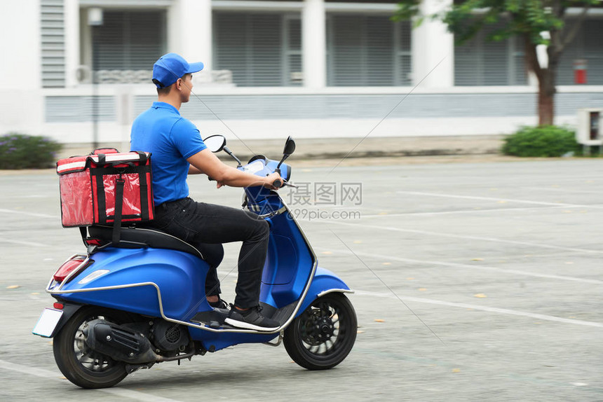 骑摩托车送食物的快递员高清图片下载正版图片502565854摄图网