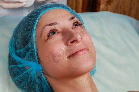 在温泉疗养院进行化妆注射美容师对病人的图片