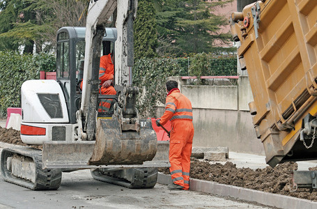 在公路建筑工地施工的穿衬衣工人图片